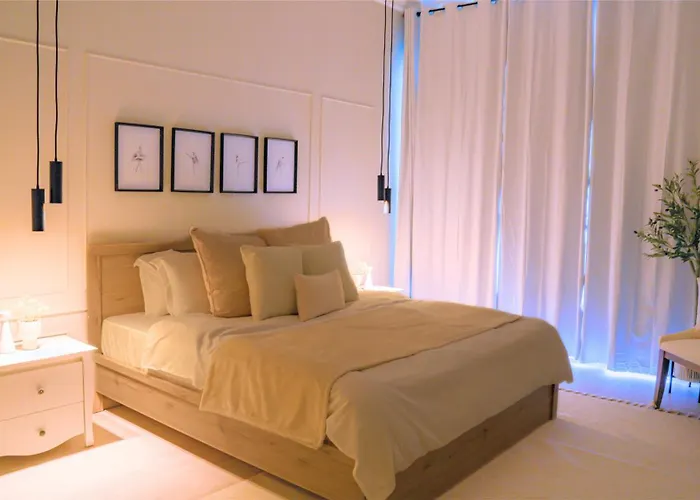 Spacious 1Br, Pool, Gym, Near Dining & Shops