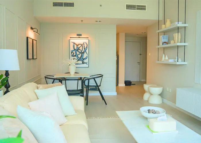 Spacious 1Br, Pool, Gym, Near Dining & Shops