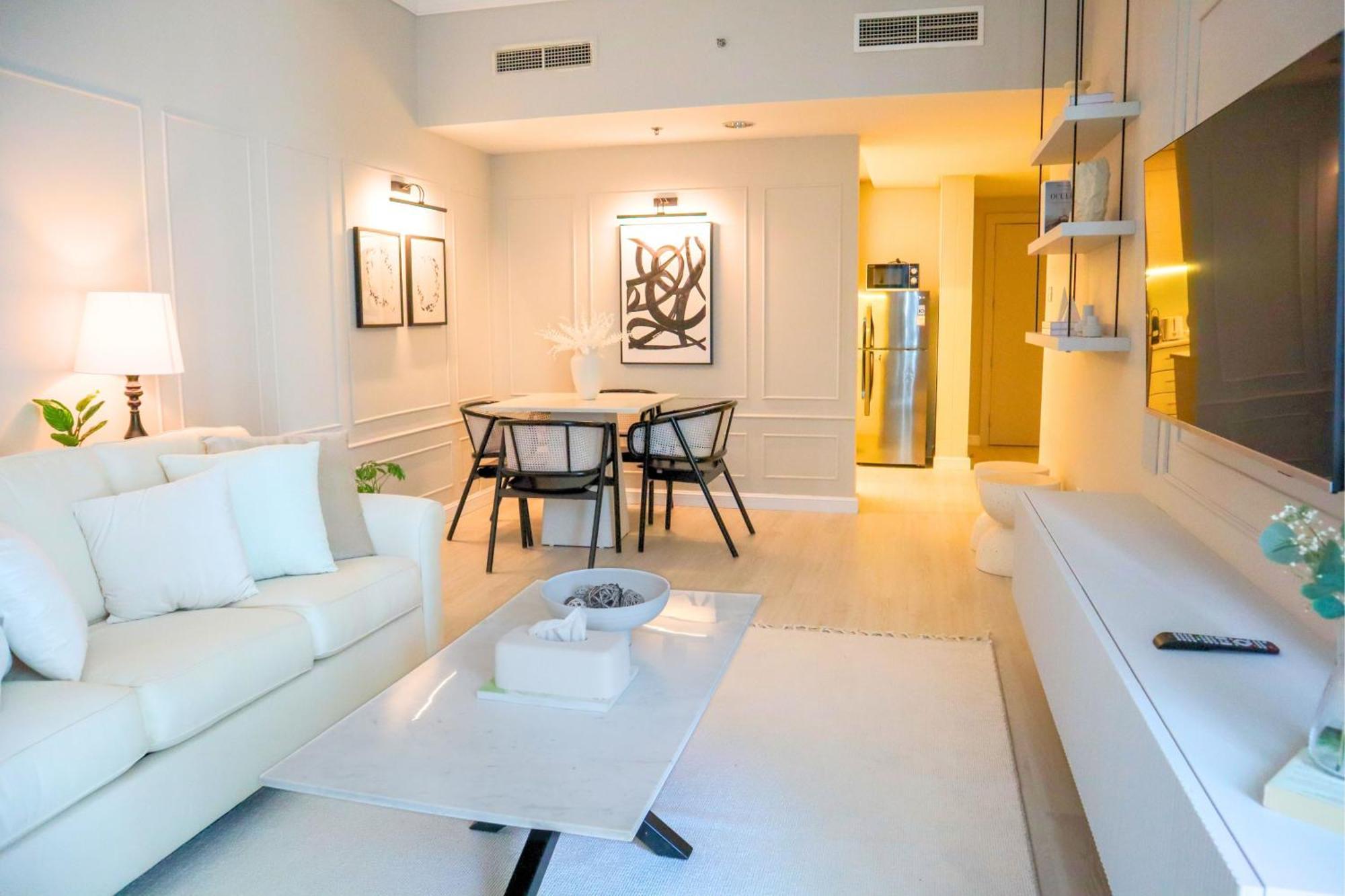 Spacious 1br, Pool, Gym, Near Dining & Shops Holiday home Dubai