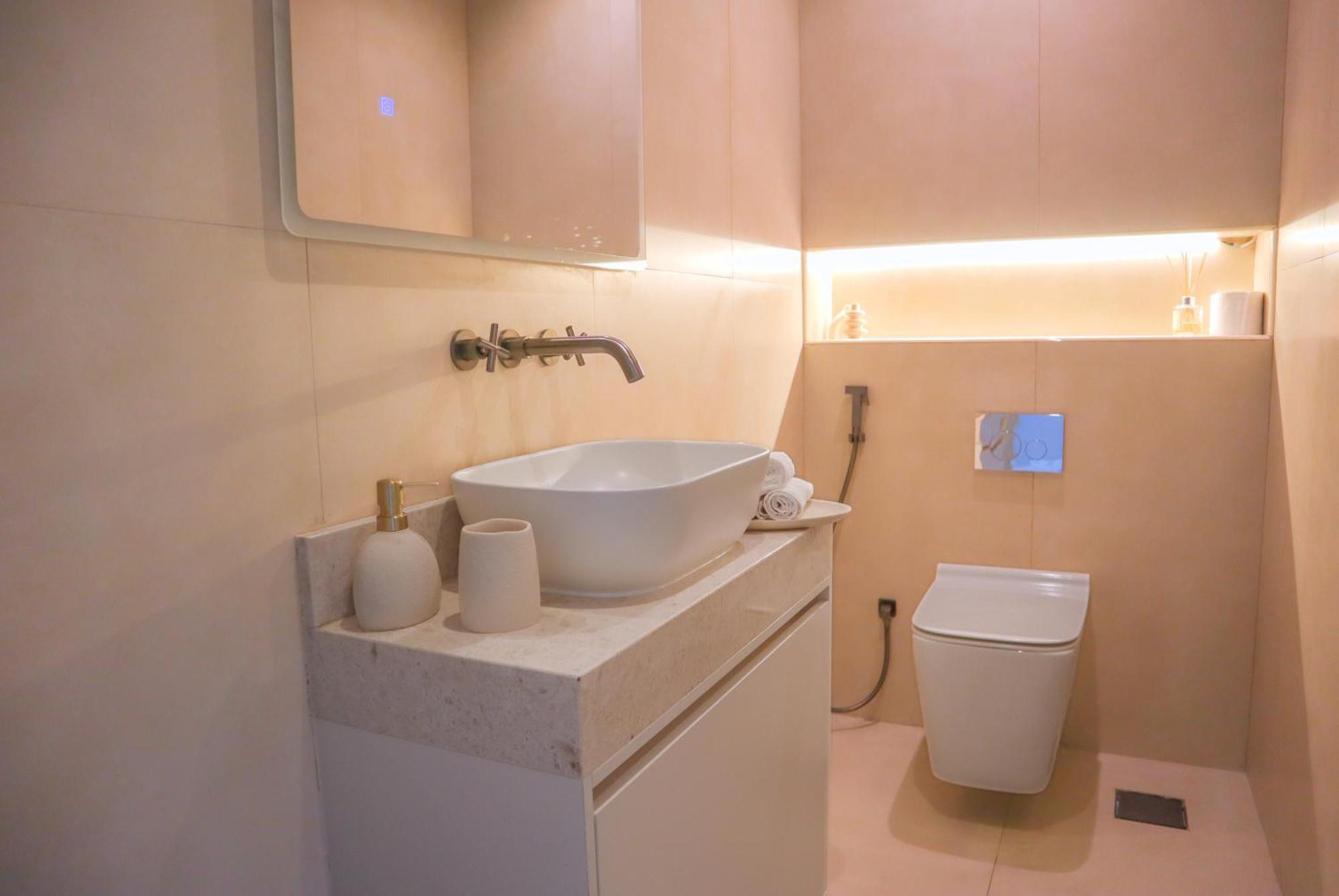 Spacious 1br, Pool, Gym, Near Dining & Shops Дубай